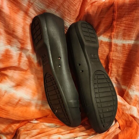 Black and Silver Crocs Loafers with Decorative Medallion Size 10 - Picture 4 of 5